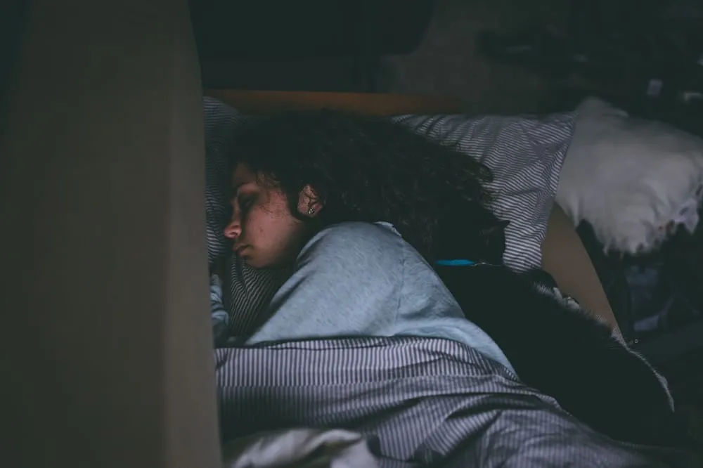 tidur dengan cahaya gelap