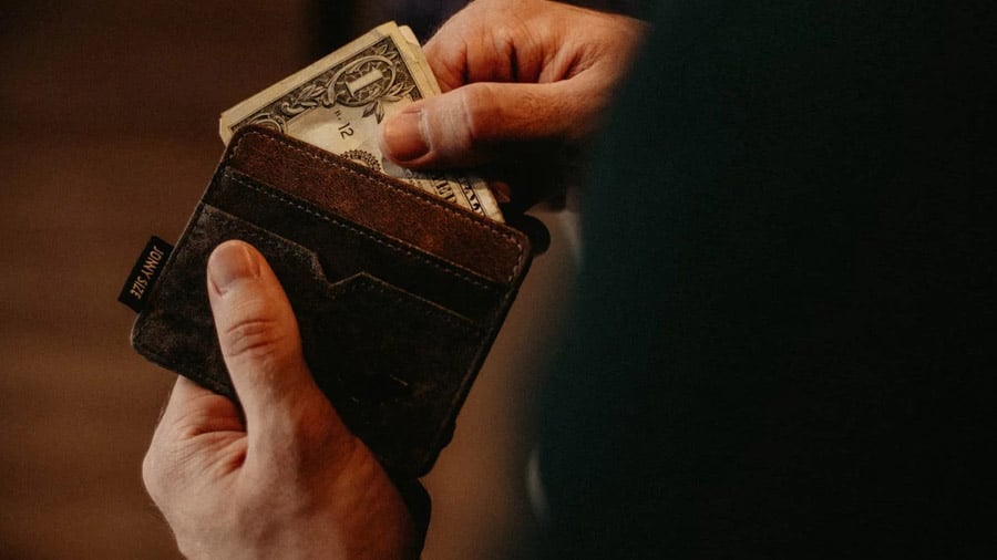 uang dollar dari dalam dompet