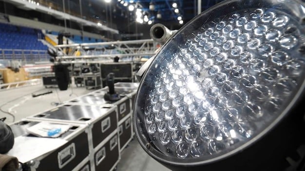 Ilustrasi lampu LED di gudang industri
