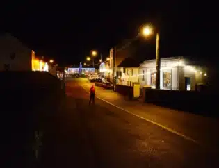 Warga Komplain Jalan Kompleks Terlalu Gelap atau Silau? Begini Cara Menata Ulang Lampu LED Lingkungan 8 Lampu LED perumahan