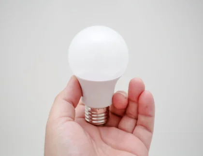 Lampu Terasa Panas, Berdengung, atau Cepat Rusak? Kenali Tanda Masalah Fisik pada Lampu LED 3 Fisik lampu LED