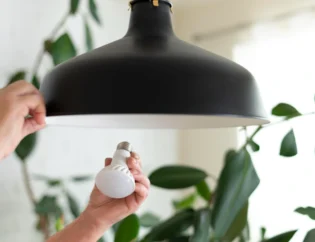 5 Pola Kerusakan Lampu di Gedung Komersial dan Cara Mengatasinya 7 Pemasangan lampu