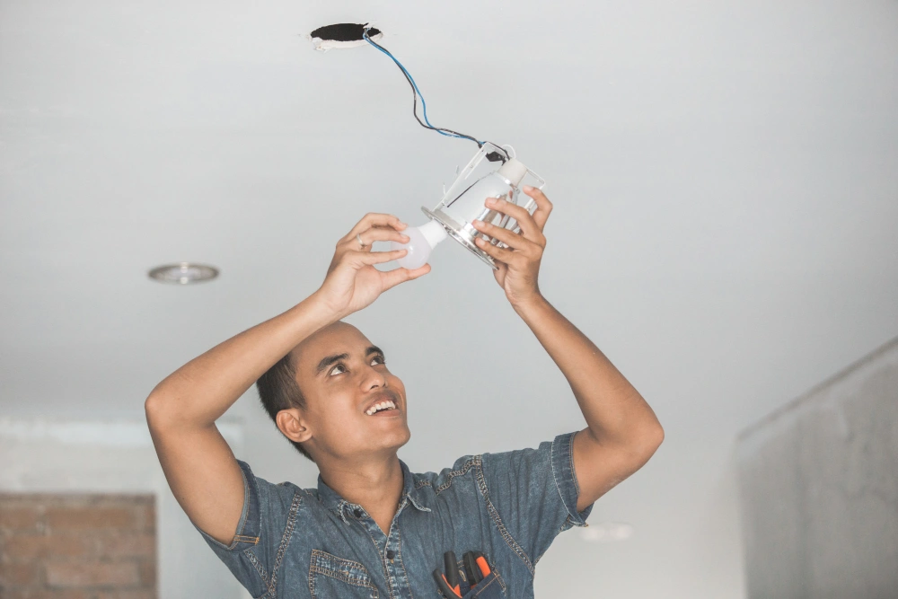 Menghadirkan Pencahayaan LED Modern yang Terencana Efisien dan Berkelanjutan 2 Teknisi memasang lampu