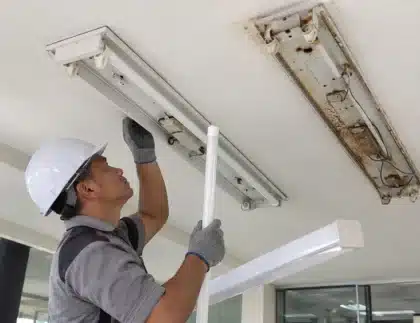 Teknisi mengganti lampu