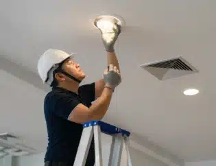 Cara Memilih Lampu Pengganti untuk Gedung yang Sudah Beroperasi 8 Teknisi mengganti lampu